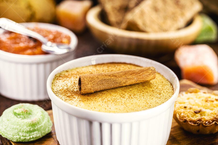Doce cremoso de canela em ramekin branco com doces tradicionais brasileiros