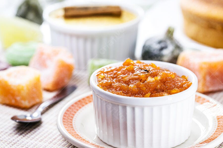 Doce de abóbora cremoso em ramekin branco com doces cristalizados coloridos