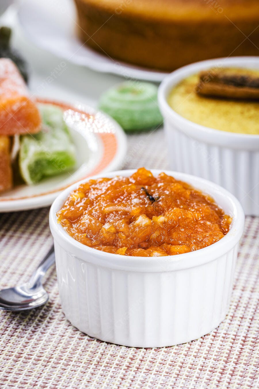 Doce de abóbora caseiro em ramekin branco com colher de prata