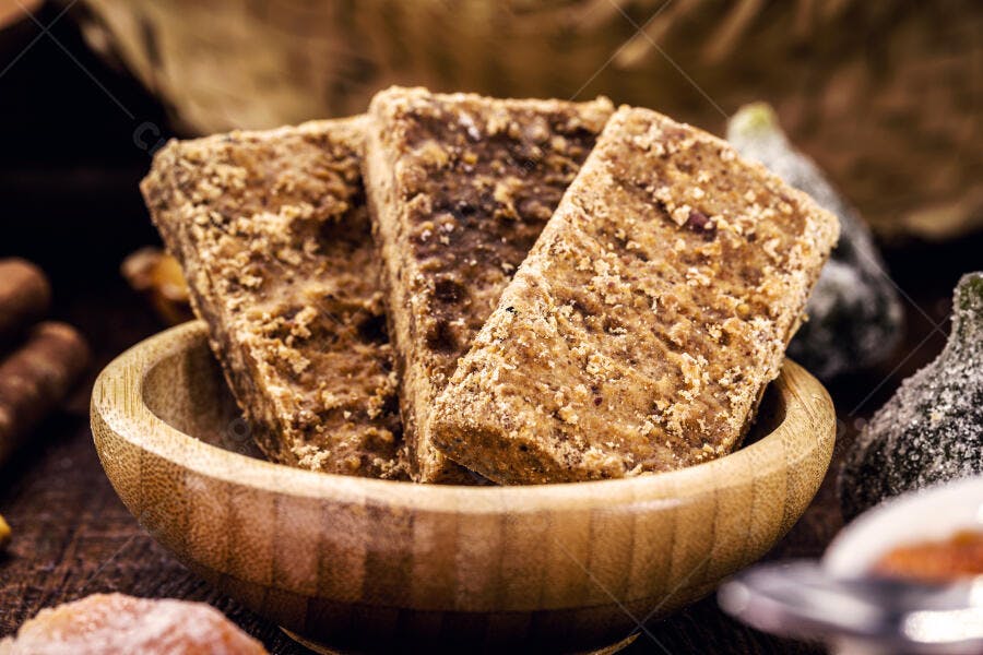 Paçoca de amendoim em tigela de madeira rústica doce brasileiro tradicional
