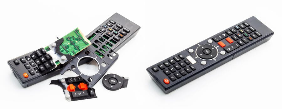 Controles remotos um desmontado com placa verde outro intacto sobre fundo branco