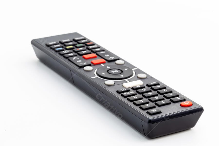Controle remoto preto com botões coloridos para TV em fundo branco