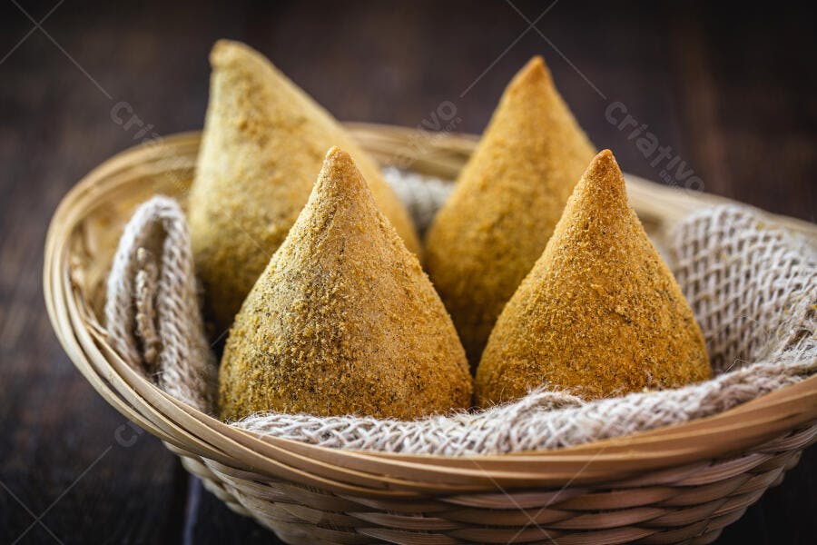 Coxinhas de frango crocantes em cesta de vime com juta lanche brasileiro