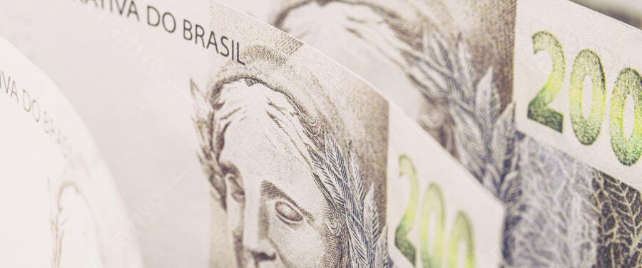 Cédulas de 200 reais brasileiras em close-up detalhes da moeda nacional