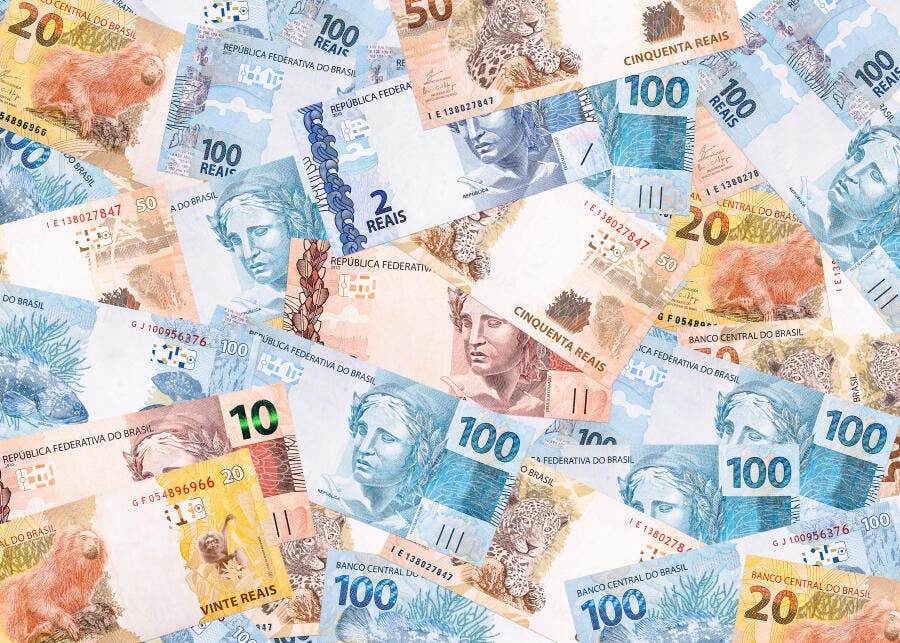 Notas de Real brasileiro coloridas de 2 10 20 50 100 Reais espalhadas