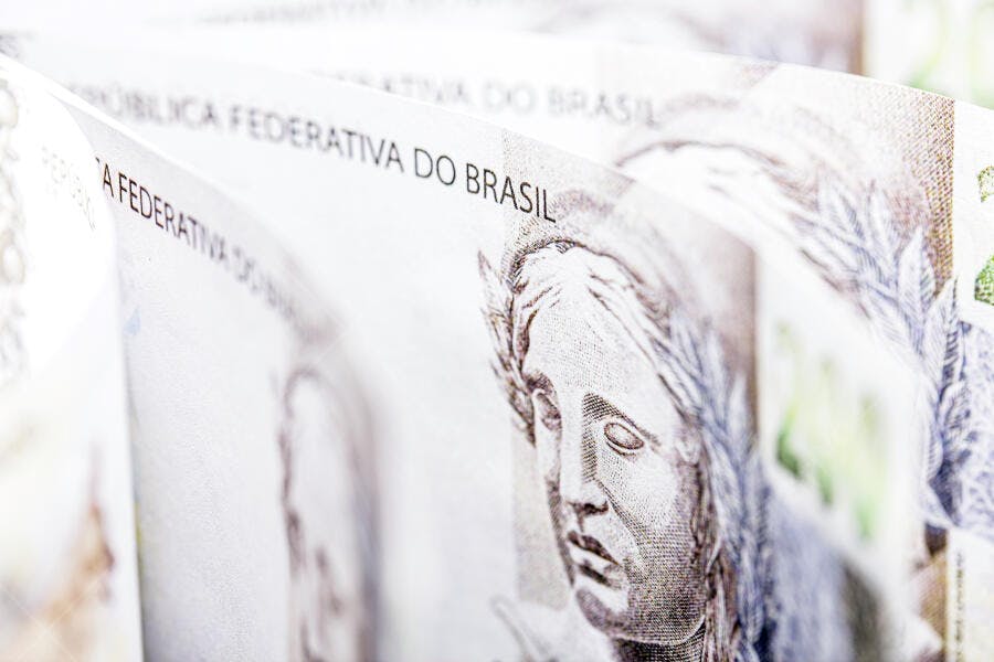 Cédulas de real brasileiro com Efigie da República e texto governamental