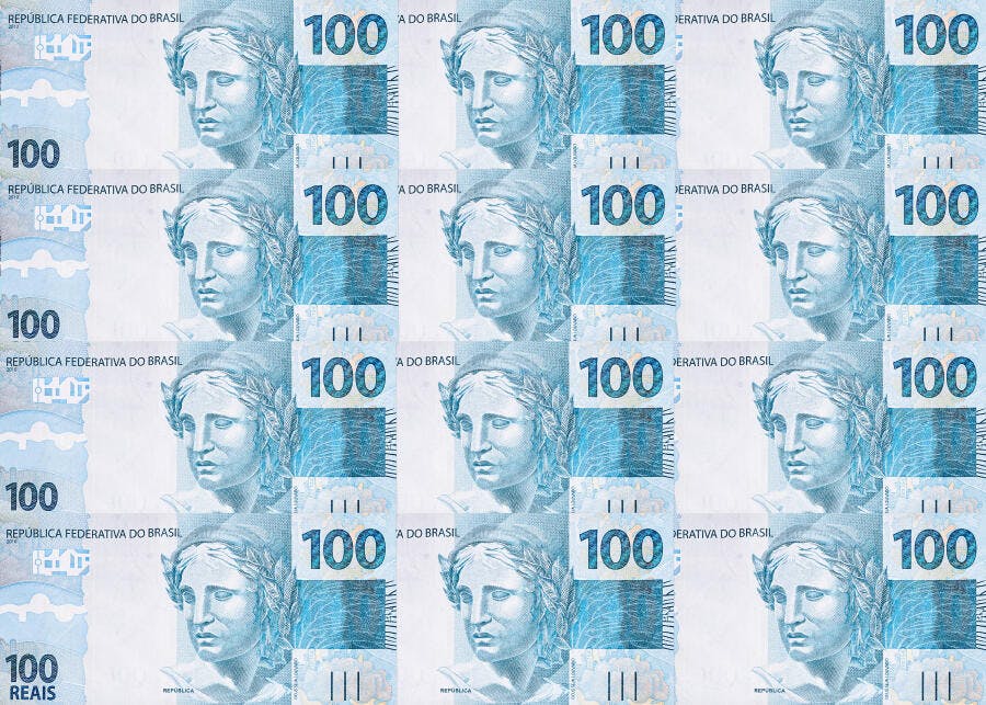 Cédulas de cem Reais brasileiras padrão repetitivo azul e branco