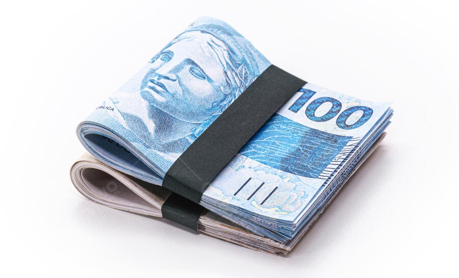 Cédulas de cem e cinquenta reais amarradas com elástico em fundo branco