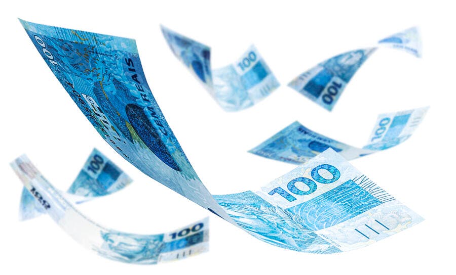 Cédulas azuis de 100 Reais voando em fundo branco representando riqueza