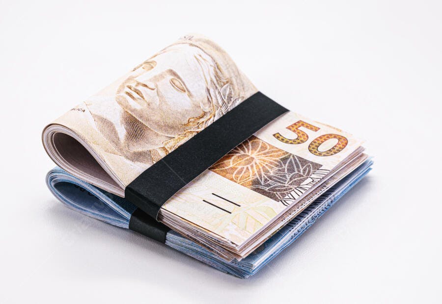 Maços de dinheiro Real brasileiro notas de cinquenta e vinte reais em fundo branco