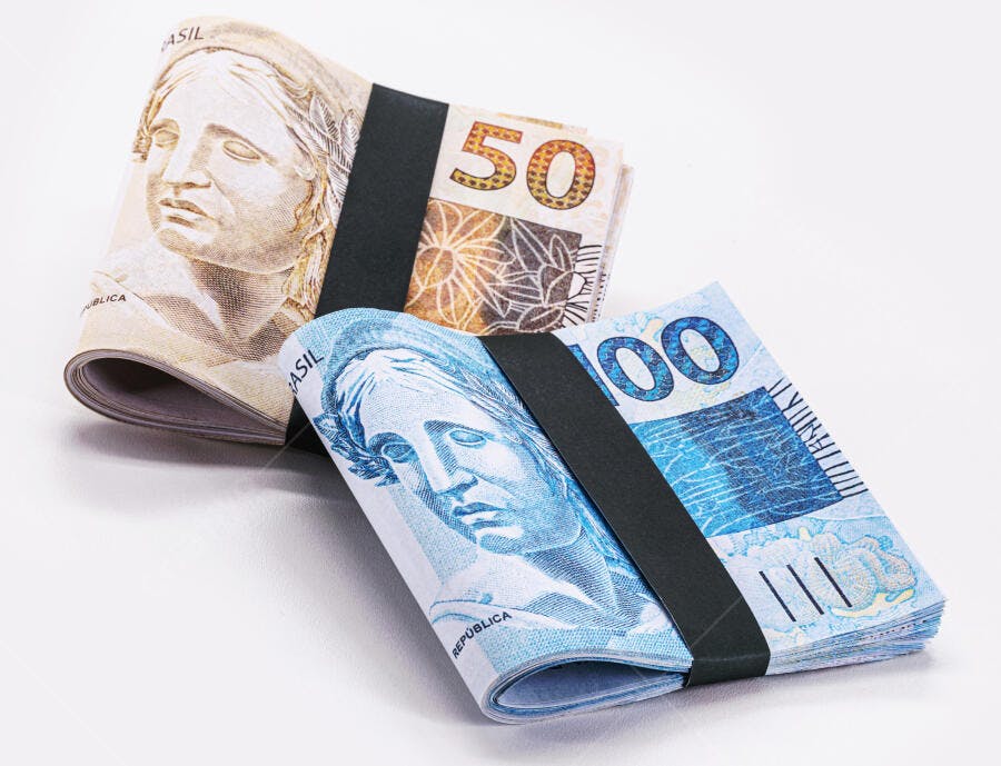 Notas de 50 e 100 Reais brasileiros enroladas com faixas pretas isoladas em branco