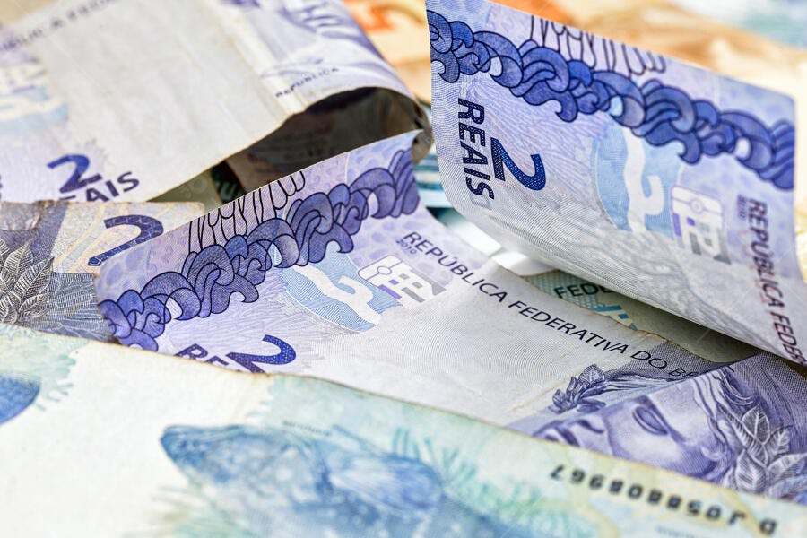 Notas de 2 Reais dinheiro brasileiro azul e branco closeup