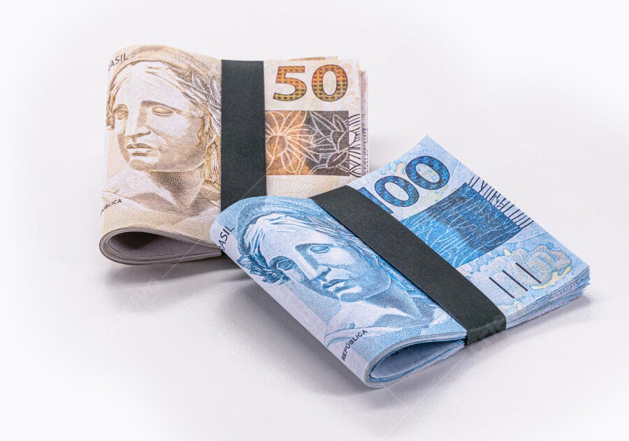 Cédulas de 50 e 100 reais dinheiro brasileiro em fundo branco