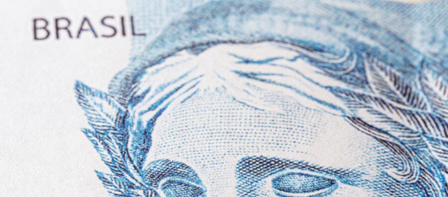 Dinheiro brasileiro detalhe da nota de Real com efígie da República e BRASIL