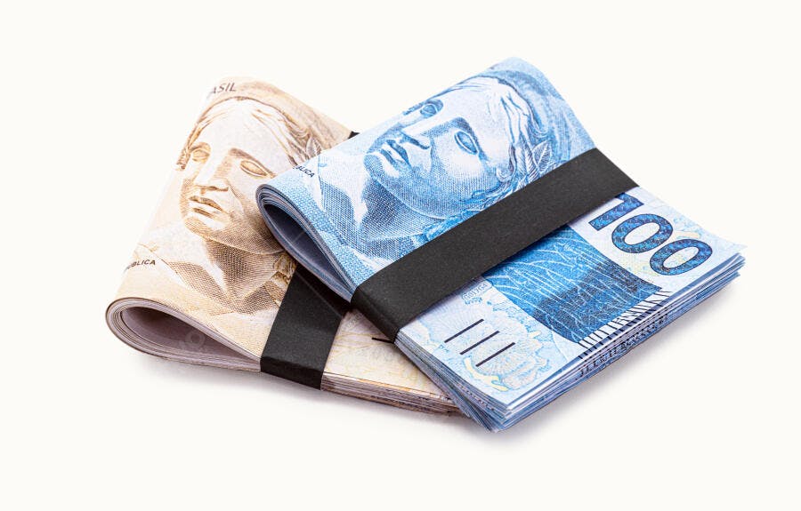 Feixes de notas de cem e cinquenta reais dinheiro brasileiro isolado