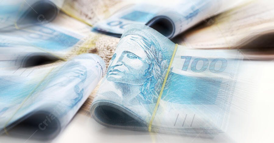 Cédulas de cem reais empilhadas com elástico dinheiro brasileiro