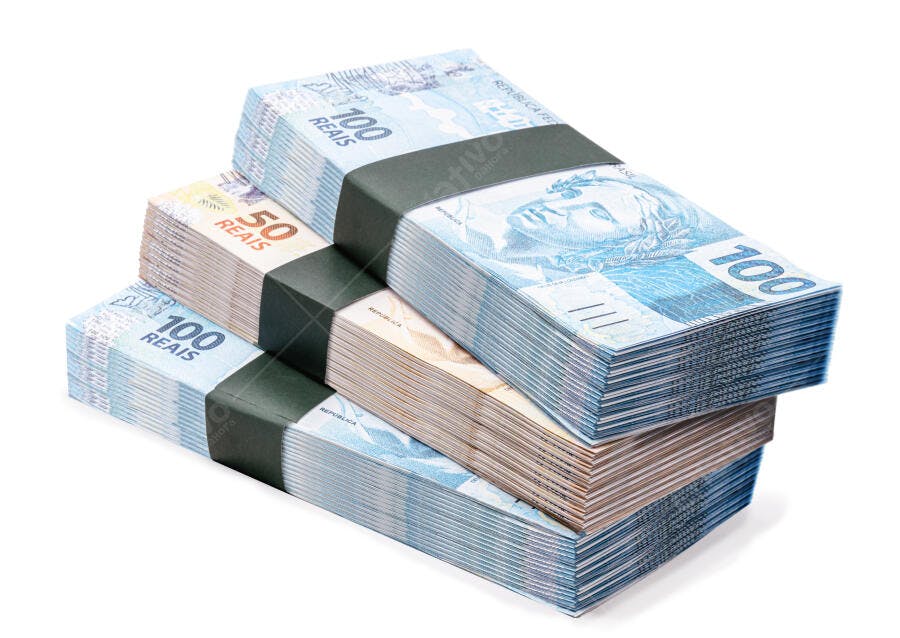 Pilhas de notas de cem e cinquenta reais brasileiros com faixas verdes