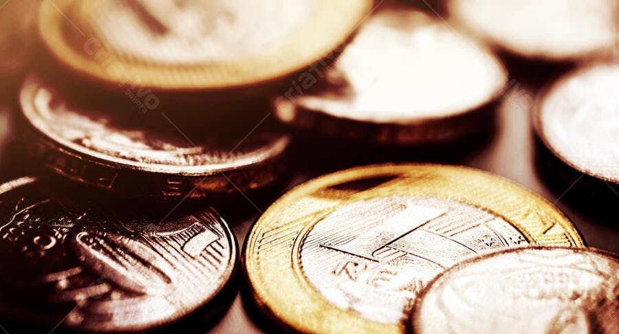 Moedas de Real brasileiras empilhadas dinheiro e economia em close-up
