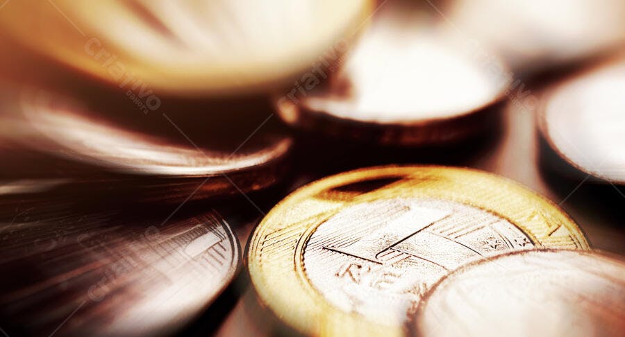 Moedas de Euro douradas e prateadas empilhadas em close-up de riqueza