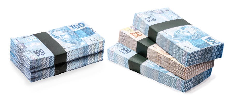 Pilhas de notas de cem e cinquenta reais dinheiro brasileiro em fundo branco