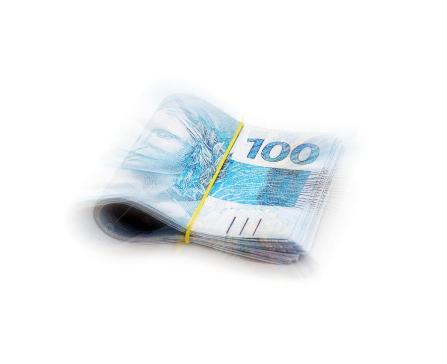 Notas de cem reais brasileiras empilhadas com elástico amarelo fundo branco