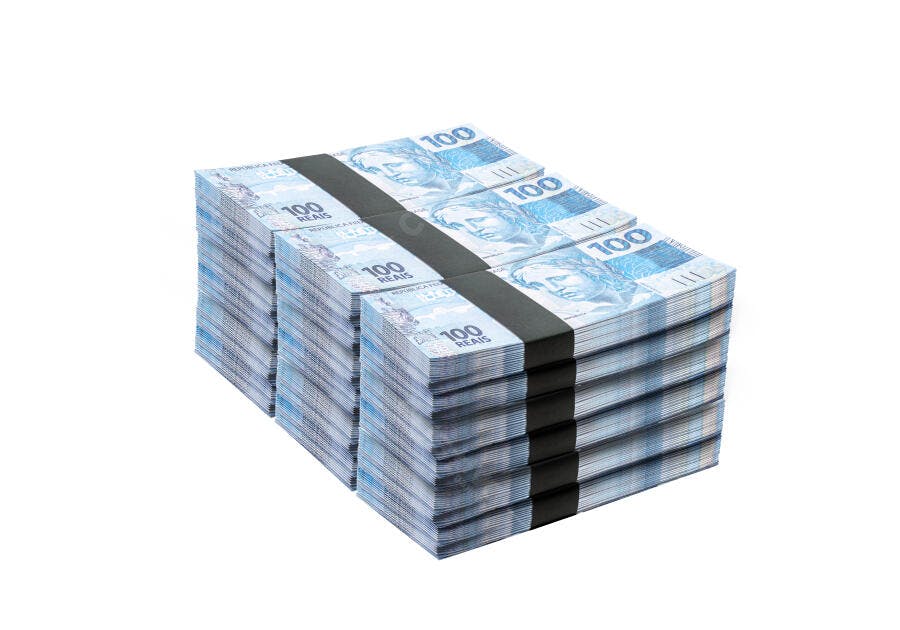 Pilhas de notas de 100 Reais azuis brasileiras em fundo branco