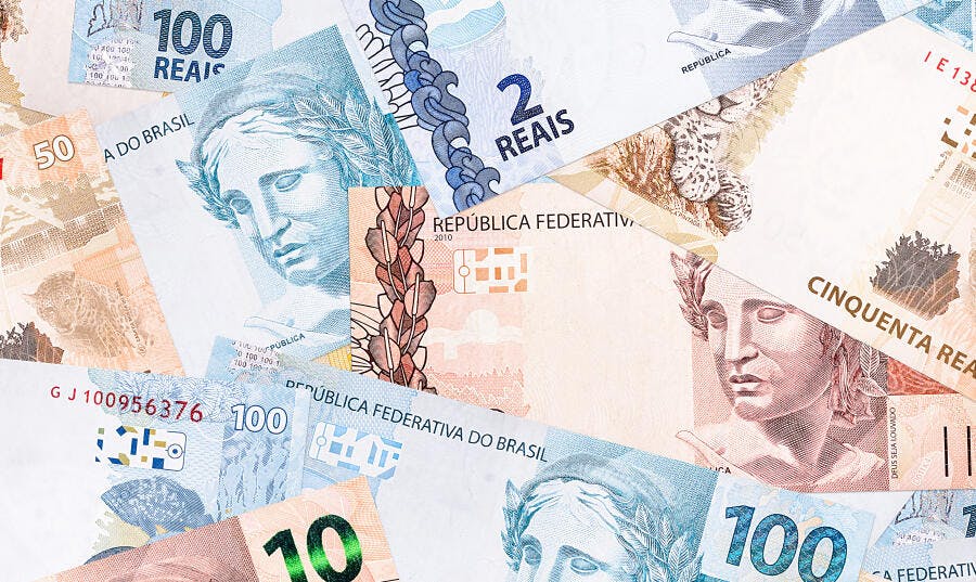 Notas de dinheiro reais brasileiros de 2 10 50 e 100 espalhadas