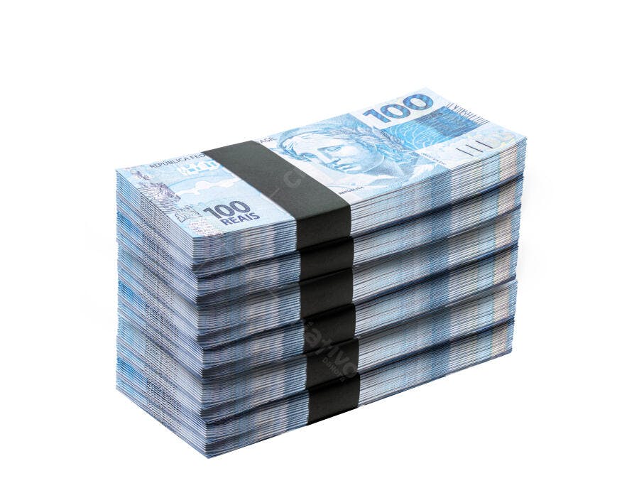 Pilha de notas de cem reais brasileiras amarradas em fundo branco