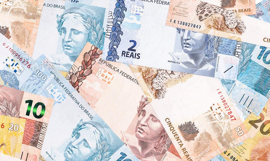 Cédulas de Real brasileiras coloridas espalhadas dinheiro e economia