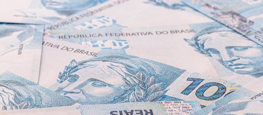 Cédulas de dez Reais brasileiras azuis e brancas espalhadas em close up