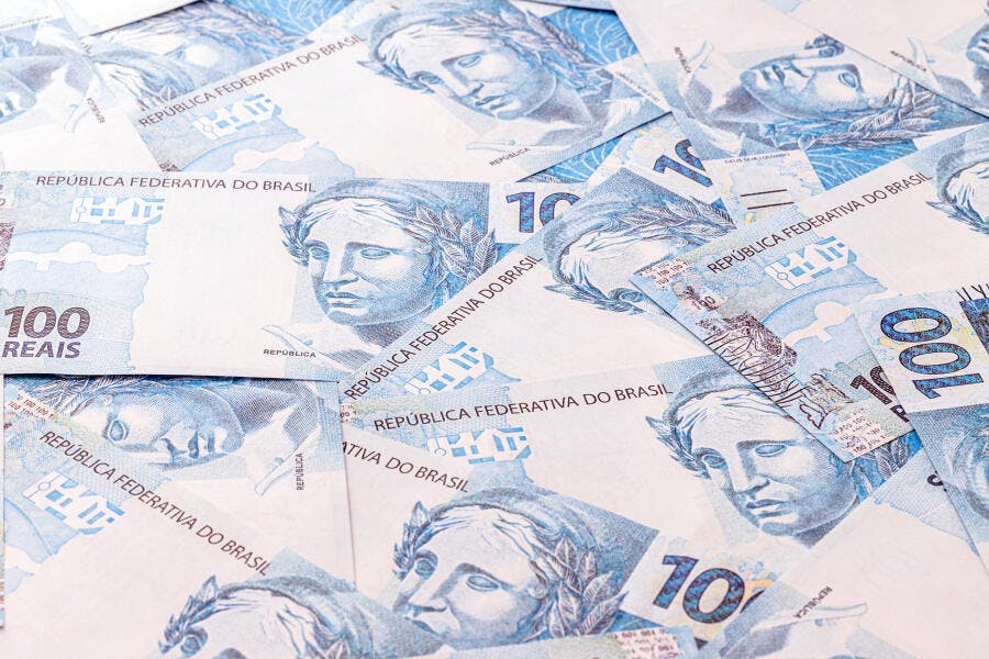 Notas de 100 Reais brasileiros azuis espalhadas economia e riqueza