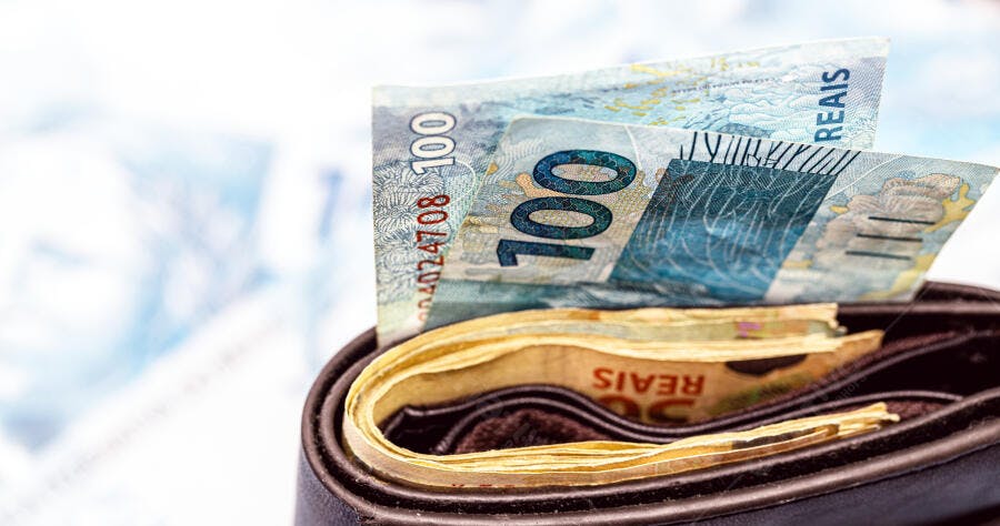 Dinheiro brasileiro notas de 100 e 50 reais em carteira escura
