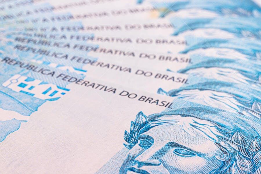 Notas de Real brasileiro azuis detalhe da efigie da República e texto
