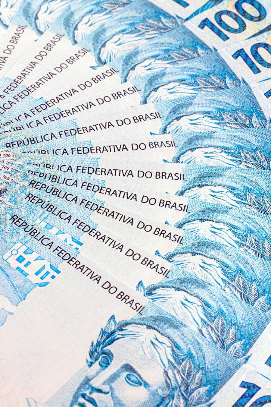 Cédulas de cem reais dinheiro brasileiro closeup riqueza e economia