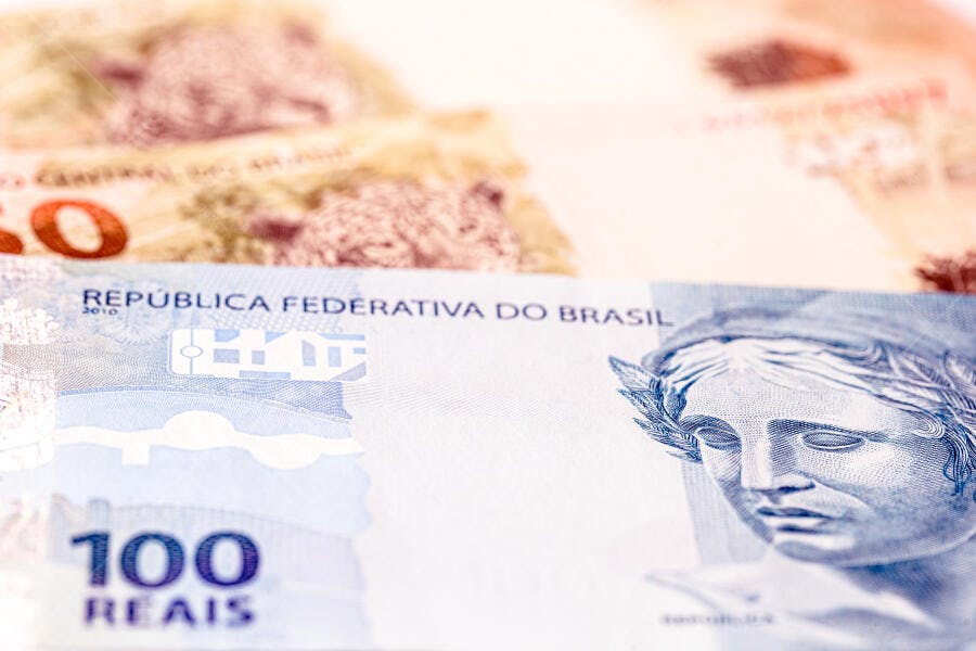 Notas de 100 e 50 Reais brasileiras detalhe da Efígie da República em azul