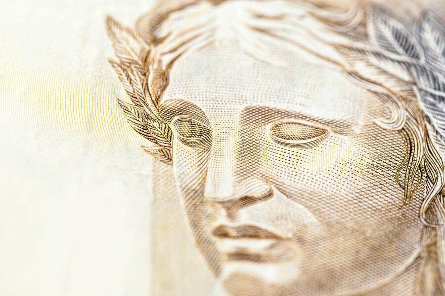 Detalhe macro face da República em nota de Real gravura tons bege dourado