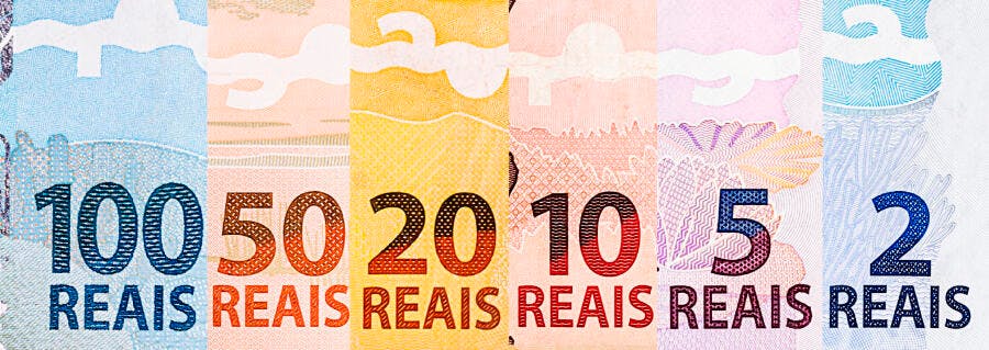 Notas de Real brasileiro coloridas em close-up exibindo denominações