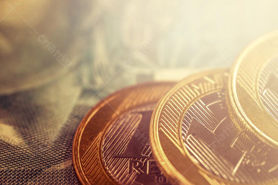 Moedas de Real brasileiras douradas em close-up macro financeiro