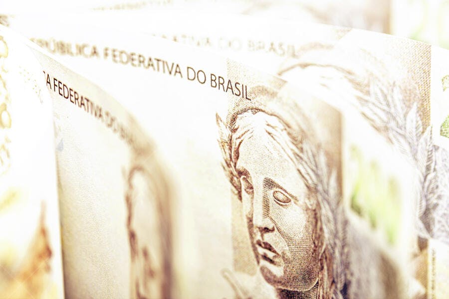 Cédulas de Reais brasileiros empilhadas close-up economia e finanças