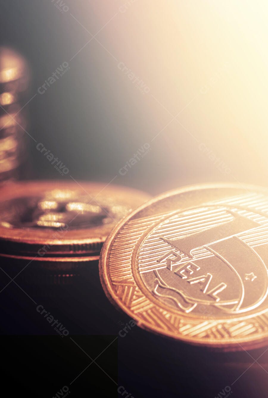 Moeda de 1 Real brasileira dourada detalhe macro com pilha ao fundo