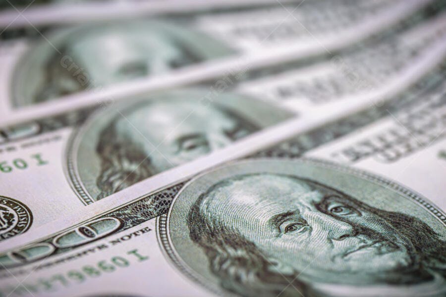 Cédulas de cem dólares americanos em close-up detalhado para finanças e economia