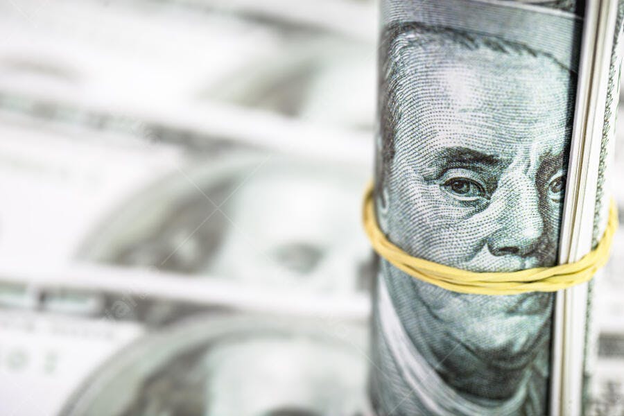 Rolo de cem dólares americanos com elástico e Benjamin Franklin
