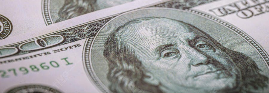 Nota de cem dólares retrato de Benjamin Franklin detalhe verde e creme
