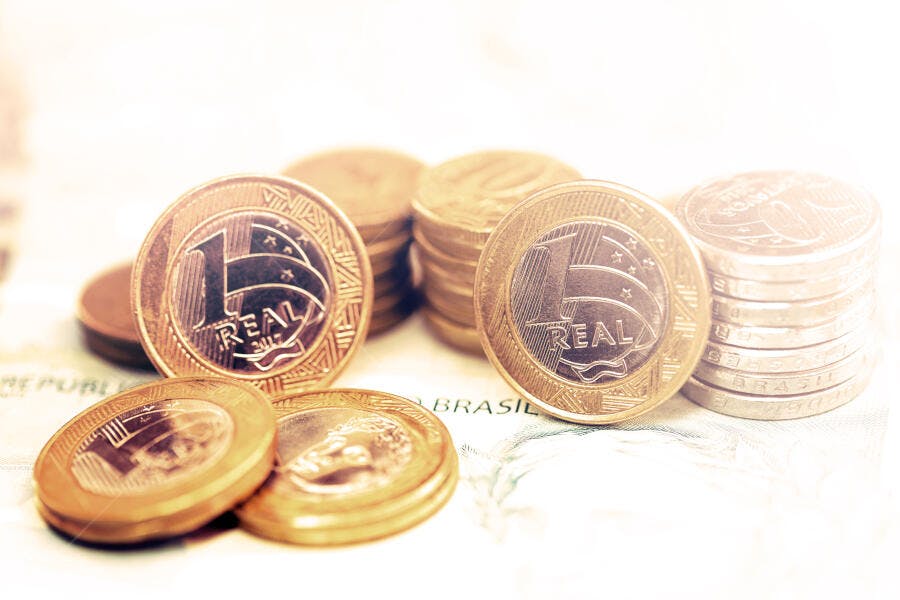 Moedas de 1 Real brasileiro dinheiro e economia Brasil 2017