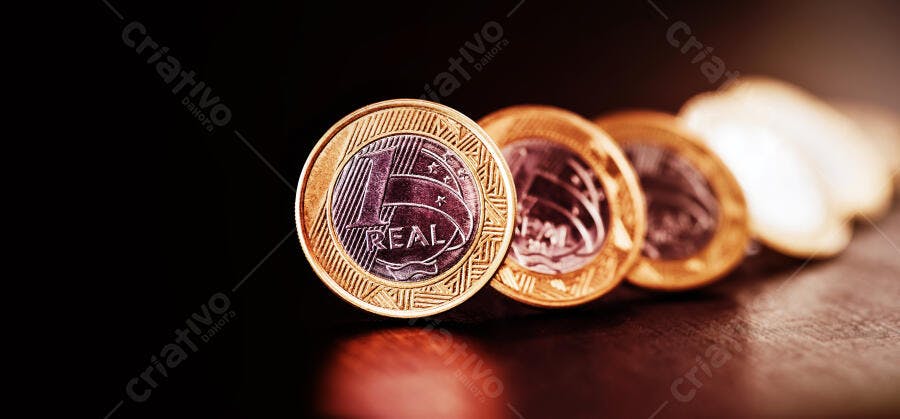 Moedas de 1 Real em fila sobre superfície escura riqueza e finanças
