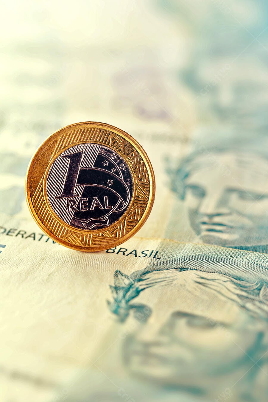 Moeda de 1 Real brasileira ouro prata sobre nota dinheiro finanças economia