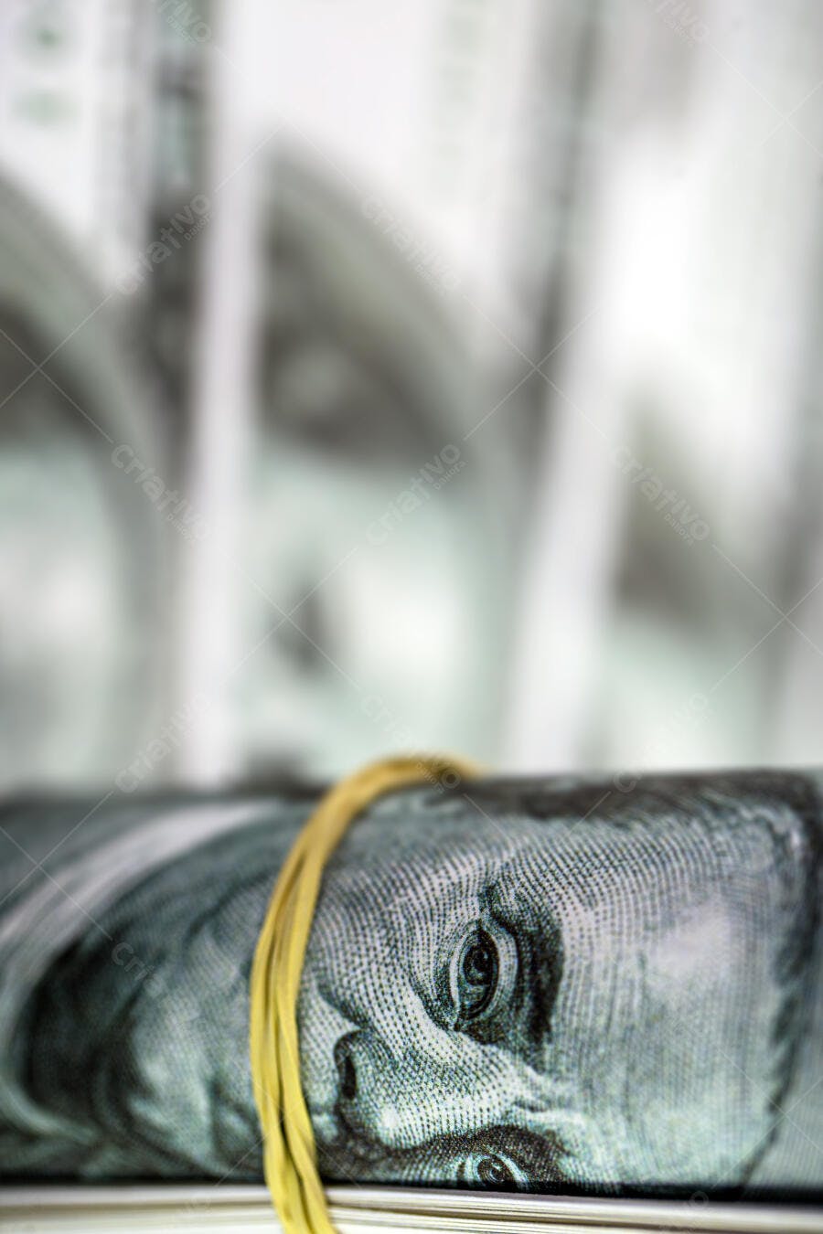 Notas de cem dólares americanas com borracha amarela e Benjamin Franklin