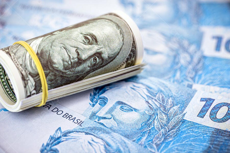 Dólares americanos e Reais brasileiros juntos economia global closeup