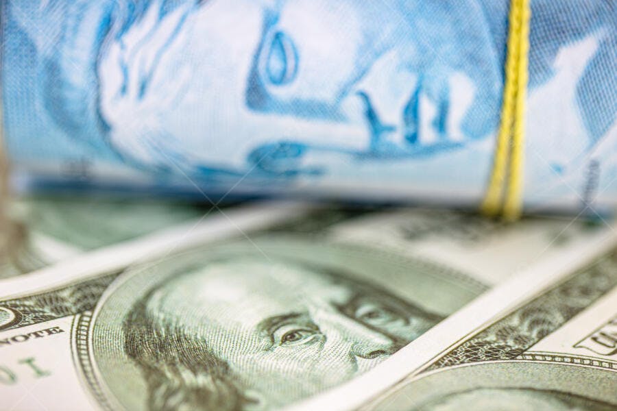 Dinheiro real e dólar americano em comparação financeira close-up