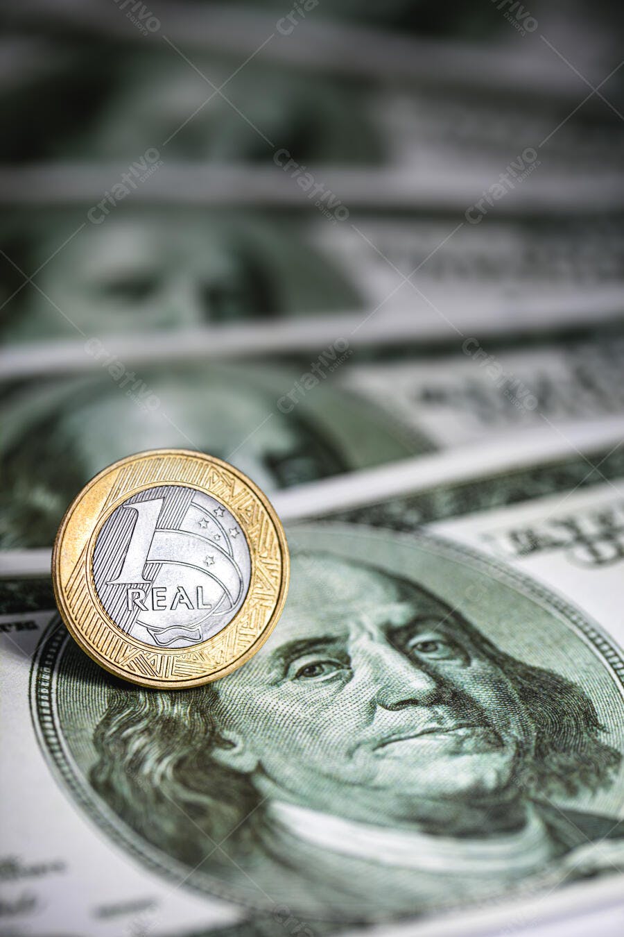 Moeda de 1 Real sobre notas de Dólar americano economia e câmbio global